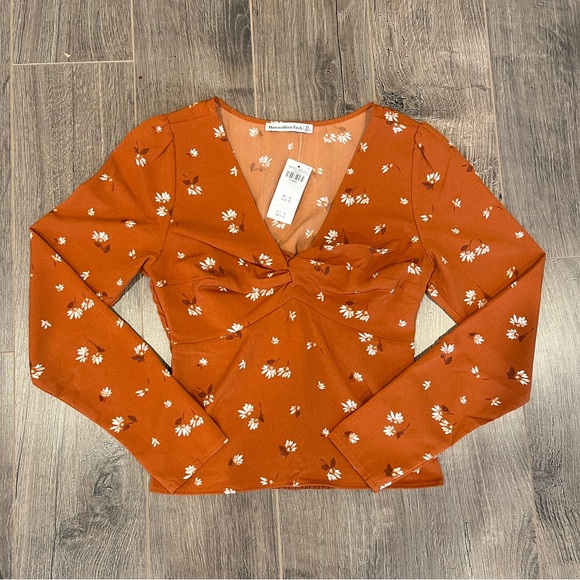 ❌SOLD❌ Abercrombie & Fitch | Long-Sleeve Twist-Front Blouse - Picture 4 of 5